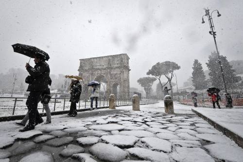 Maltempo, neve a Roma 
Non accadeva da 5 anni
 
Chiuso scalo di Ciampino