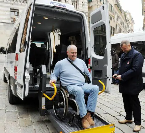 Due pulmini per disabili e bus a 23 chilometri lora