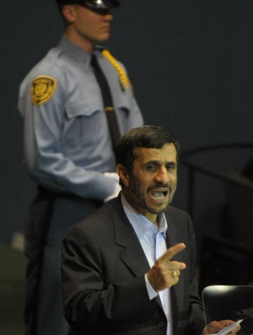 Teheran, l'Aiea: "Uranio arricchito 
Potrebbe preparare un ordigno"
