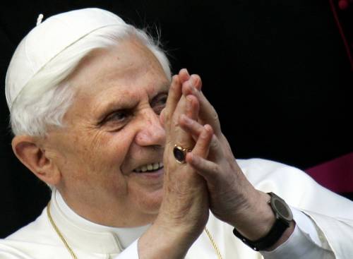 Il Papa sulla sicurezza negli aeroporti: 
"Si rispetti la dignità della persona"