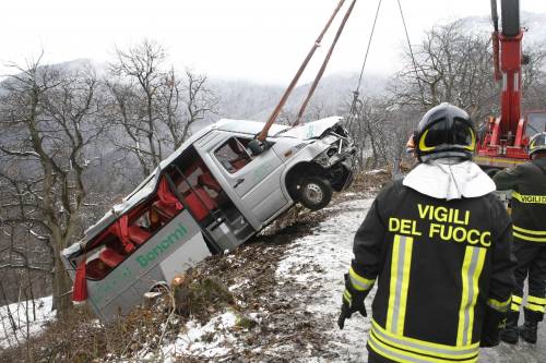 Brescia, scuolabus ribaltato: 9 feriti