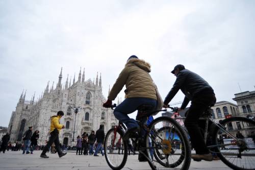 Smog, blocco nel Nord: 
169 Comuni senza auto 
Polemiche sulle deroghe