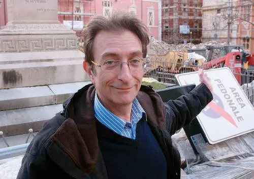 I giochetti del sindaco sulle rovine dell’Aquila