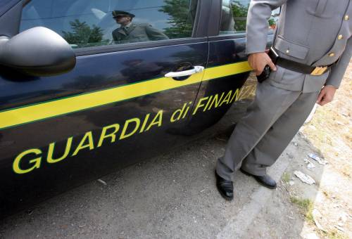 Milano, blitz della Gdf 
traffico d'armi con l'Iran: 
arrestate nove persone