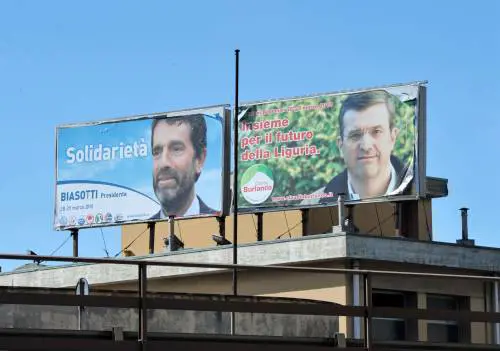 Genova matrigna  con la voce che non canta a sinistra