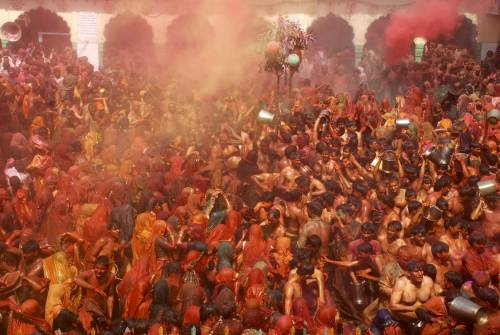 India, fuga in massa dal tempio 
Ma è un massacro: 65 le vittime