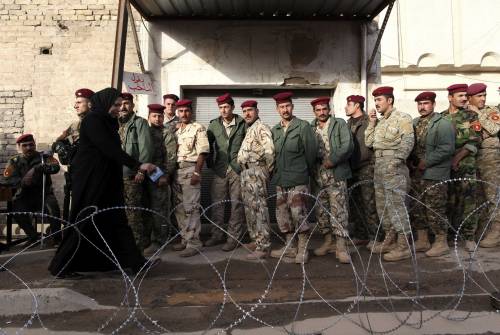 Irak, soldati i primi al voto 
Ma è un Paese senza pace 
Bagdad, 3 attacchi ai seggi