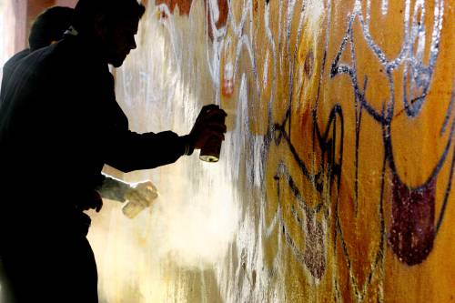 Roma, scritte in stazione. I writers ripuliscono i muri (e così evitano la denuncia)