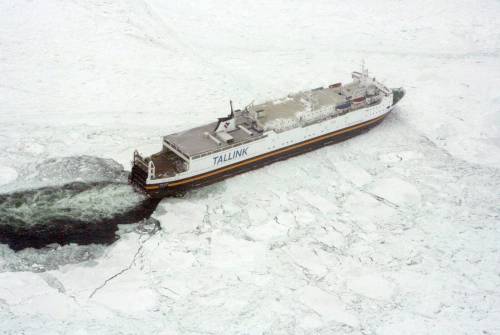 Tensione nel baltico, un aereo russo sfiora navi Nato