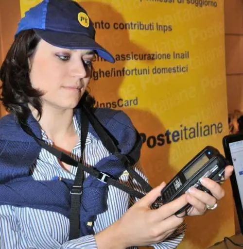 Donne spedite ai vertici per colorare le Poste di rosa