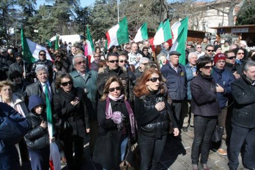 L'Aquila, in piazza per Bertolaso mentre torna 
la protesta delle carriole