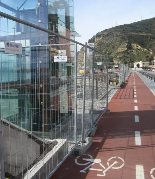 Il lungomare vietato ai pedoni e il posteggio che non funziona