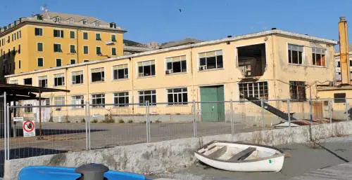 Il palazzo della salute di Voltri si è fermato su un cartello