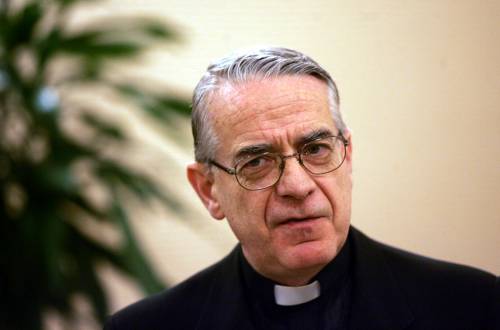 Pedofilia, Lombardi: "Non è solo nella Chiesa"