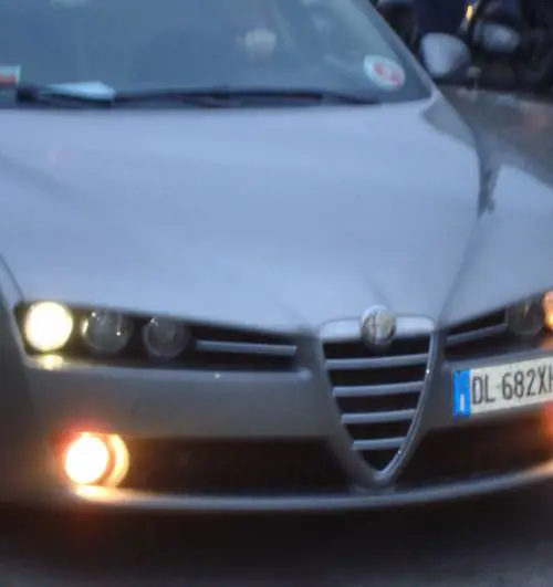 I nastri elettorali tagliati con lauto blu