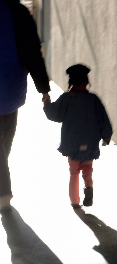 Marito tradito, la figlia non è sua 
Giudice: obbligato a darle il cognome
