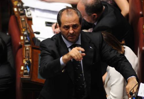 Trani, fango su Berlusconi e Minzolini 
I legali del premier: "Non è indagato"
