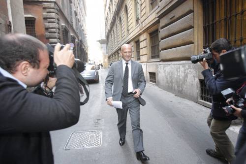 Trani, fango su Berlusconi e Minzolini 
Premier: "Ora vogliono accerchiarmi"