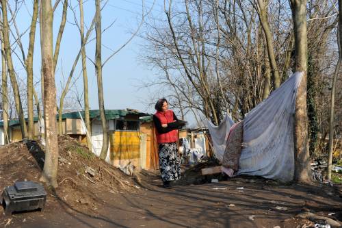 Fiamme in campo rom: muore un ragazzino