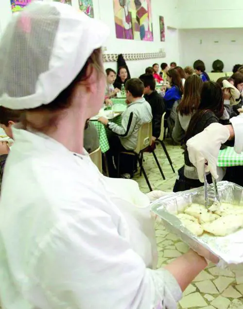 Mense, Tursi alza i prezzi e critica il governo