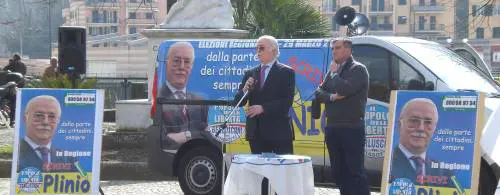 Comizio in piazza e tè coi nonni Gli strani modi di farsi pubblicità