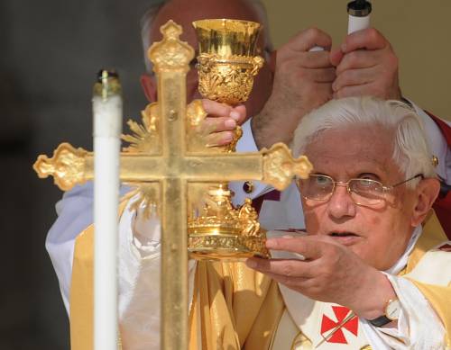 Il monito del Papa: "Unirsi a chi difende la vita"