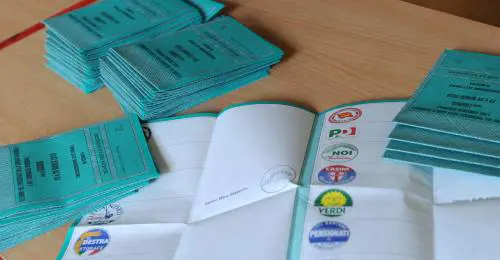 Seggi aperti, istruzioni per un voto corretto