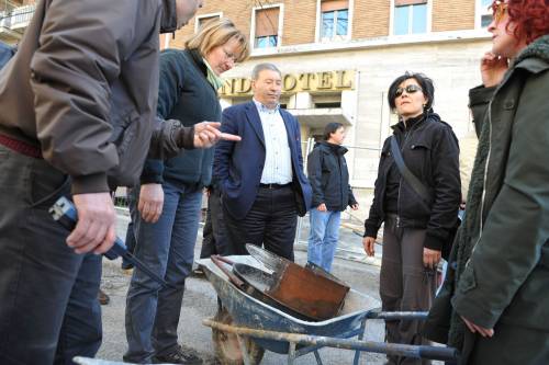 L'Aquila, le carriole in piazza: interviene la Digos