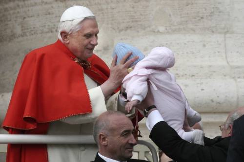 Aborto, Benedetto XVI: 
"No a leggi ingiuste"