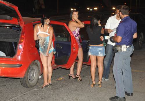 Fanno prostituire le mogli 
intanto accudiscono i figli: 
due in manette a Palermo