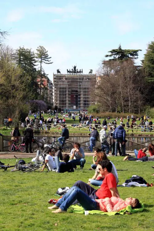 Allontanati 18 cinesi: 
dormivano su ponteggi 
dell'Arco della Pace