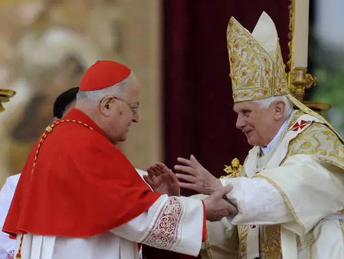 Pedofilia, Sodano al Papa: "La Chiesa è con lei"