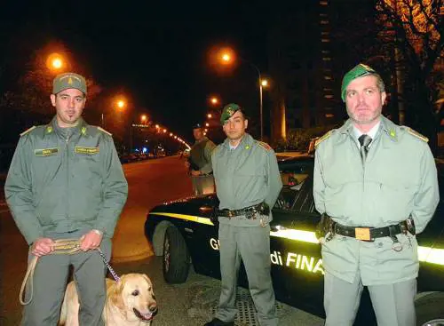 Una notte sulle strade della movida con i Baschi Verdi della Finanza