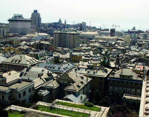 Castelletto, per strada s’inciampa nel degrado