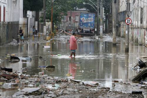 Il Brasile sotto l'alluvione: 100 morti 
Allagato lo stadio Maracanà di Rio