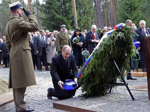 Putin commemora la strage di Katyn con i polacchi
