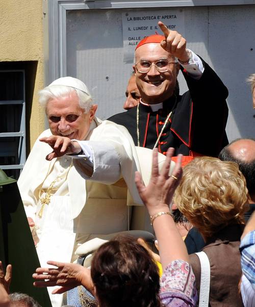 Pedofilia, Bertone: "Per il Papa grande dolore"