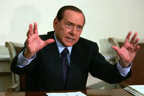 La Lega accelera sulle riforme e Fini si defila 
Berlusconi: "Sono pronto a vedere Bersani"