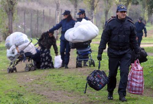 Via Selvanesco, 
abbattute baracche 
10 rom denunciati