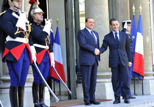 Grecia, asse Italia-Francia: "Aiutarla un dovere" 
Il premier smentisce le voci: "Nessuna manovra" 