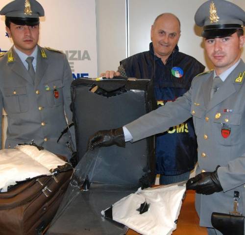 Fiumicino: sequestrati 10 kg di coca, 12 corrieri in manette