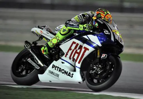 MotoGp, Stoner "stecca" e cade 
Rossi vola via e vince in Qatar