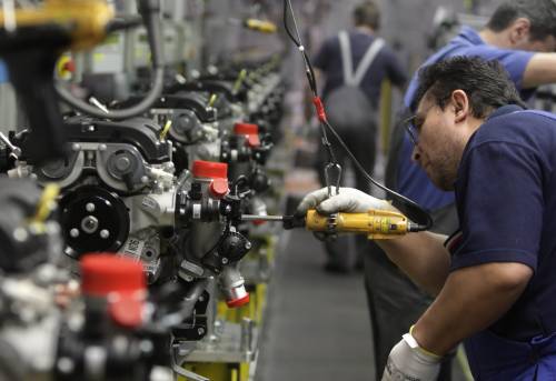 Industria, febbraio +2,7% 
rispetto all'anno scorso 
Ma non cresce su gennaio