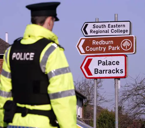 Belfast, autobomba 
davanti sede dei servizi 
Scelta data simbolica