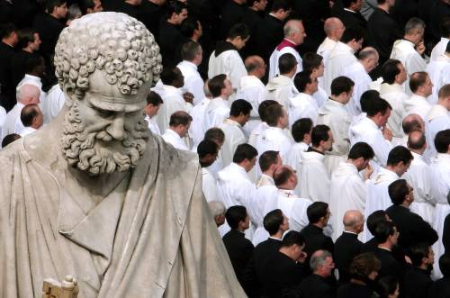 Pedofilia, il Vaticano: 
"Denunce ai tribunali 
Papa pronto a spretare"