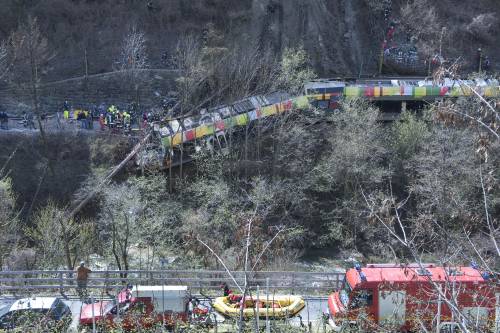Merano, treno deragliato: 
otto le persone indagate 
Il pm: perizie immediate 