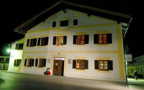 Pedofilia, comunità omosessuali contro Bertone 
Germania: scritte oscene sulla casa di Ratzinger