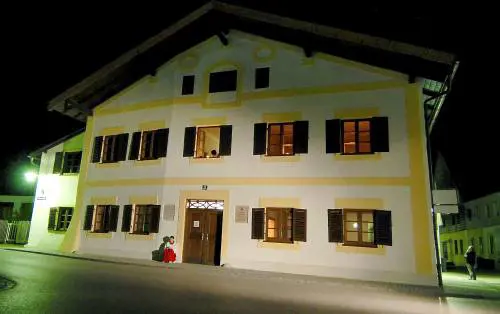 Pedofilia, comunità omosessuali contro Bertone 
Germania: scritte oscene sulla casa di Ratzinger