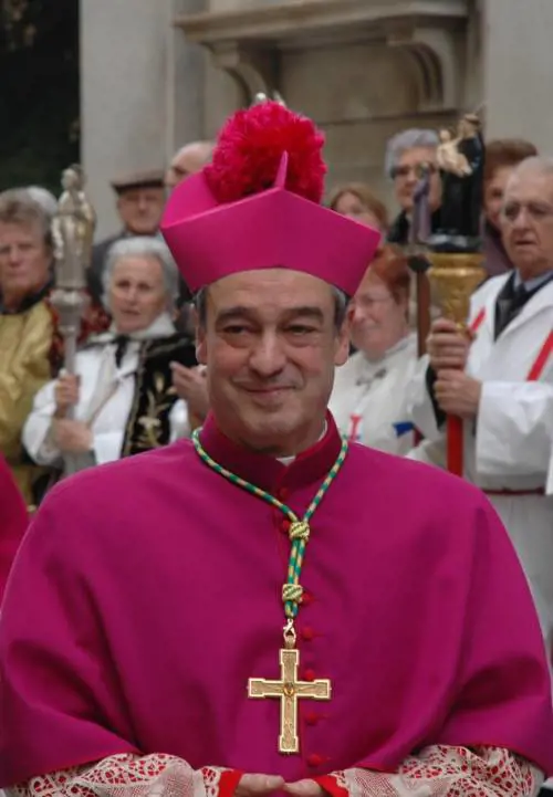 Preti pedofili, lautogol del gay contro il vescovo