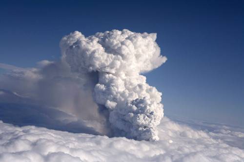 Erutta vulcano in Islanda: 
la cenere blocca gli scali 
Stop ai voli per due giorni